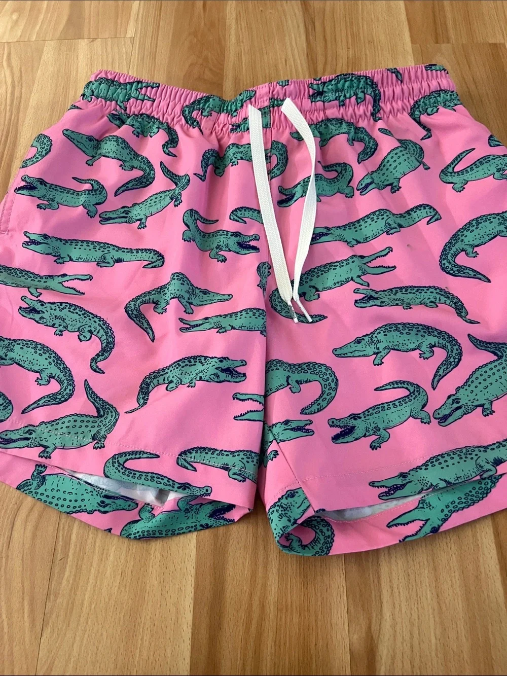 chubbies the Glades Pink Swim Trunks with Green Alligator Motif - size Small
